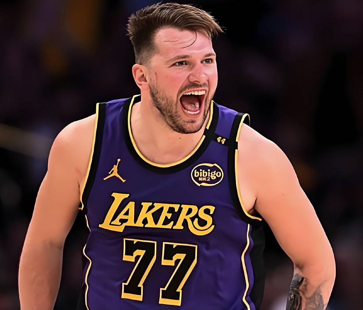 九游-东契奇连续十场比赛得分超过锐不可当，独行侠不断突破！全场沸腾不已的简单介绍